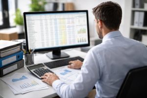 comptable-bureau-moderne-calculatrice-dossiers